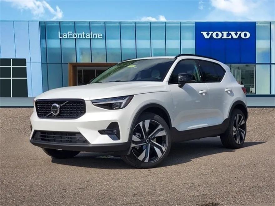 2025 Volvo XC40 Plus photo 1