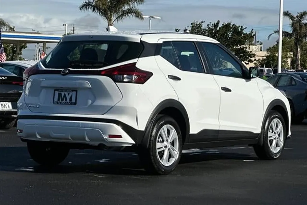 2025 Nissan Kicks Play S photo 1