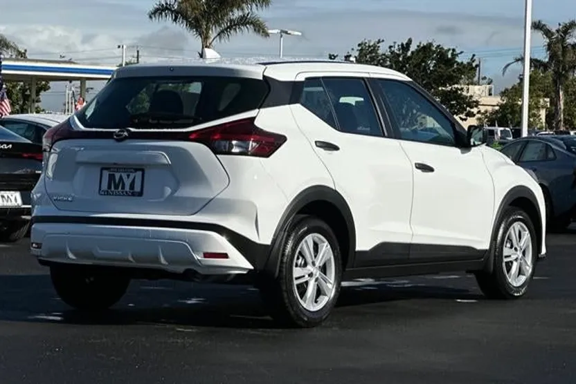 2025 Nissan Kicks Play S photo 1