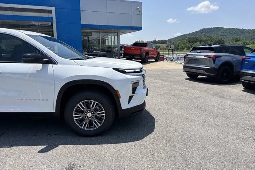 2025 Chevrolet Traverse photo 1
