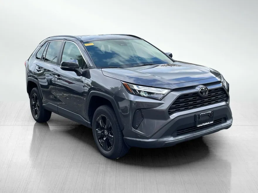 2022 Toyota RAV4 XLE photo 1