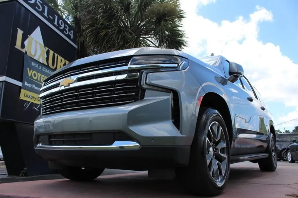 2022 Chevrolet Suburban LT photo 1