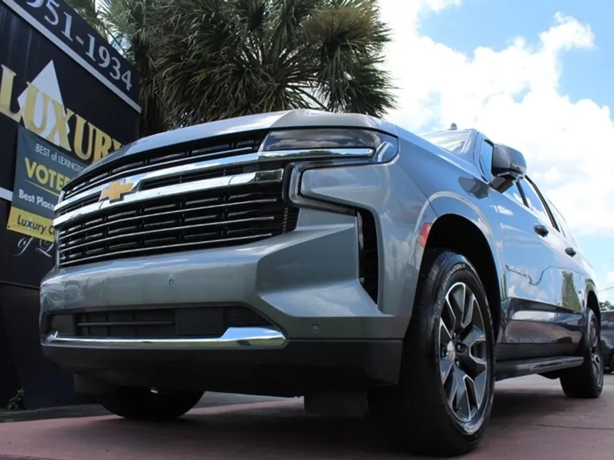 2022 Chevrolet Suburban LT photo 1