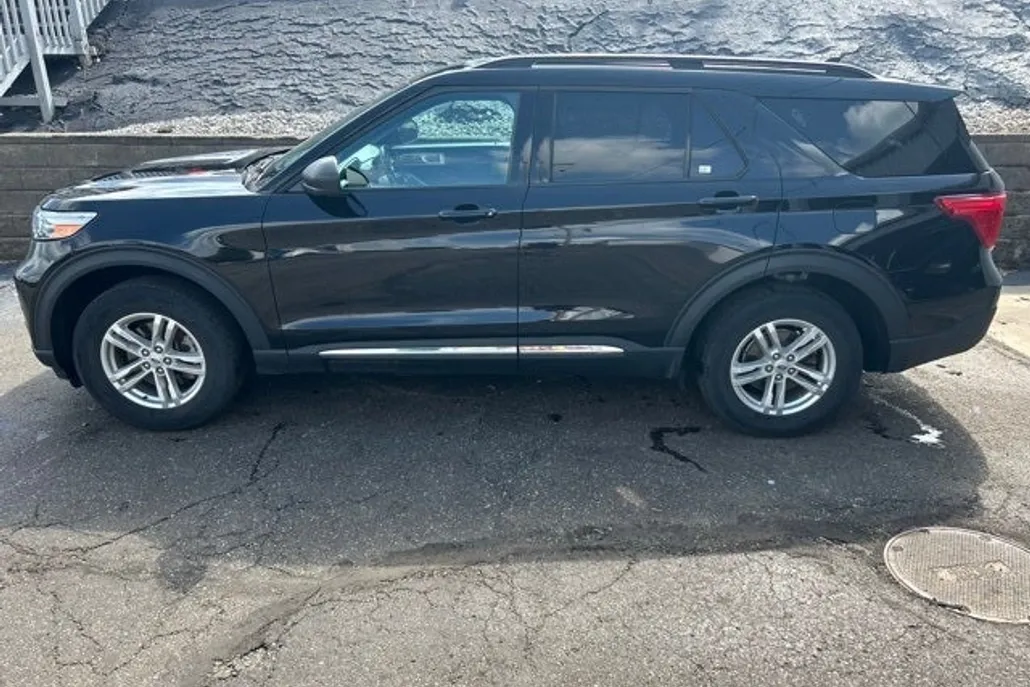 2023 Ford Explorer XLT photo 1