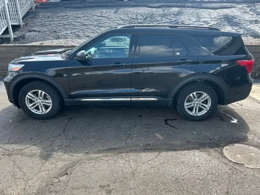 2023 Ford Explorer XLT photo 1