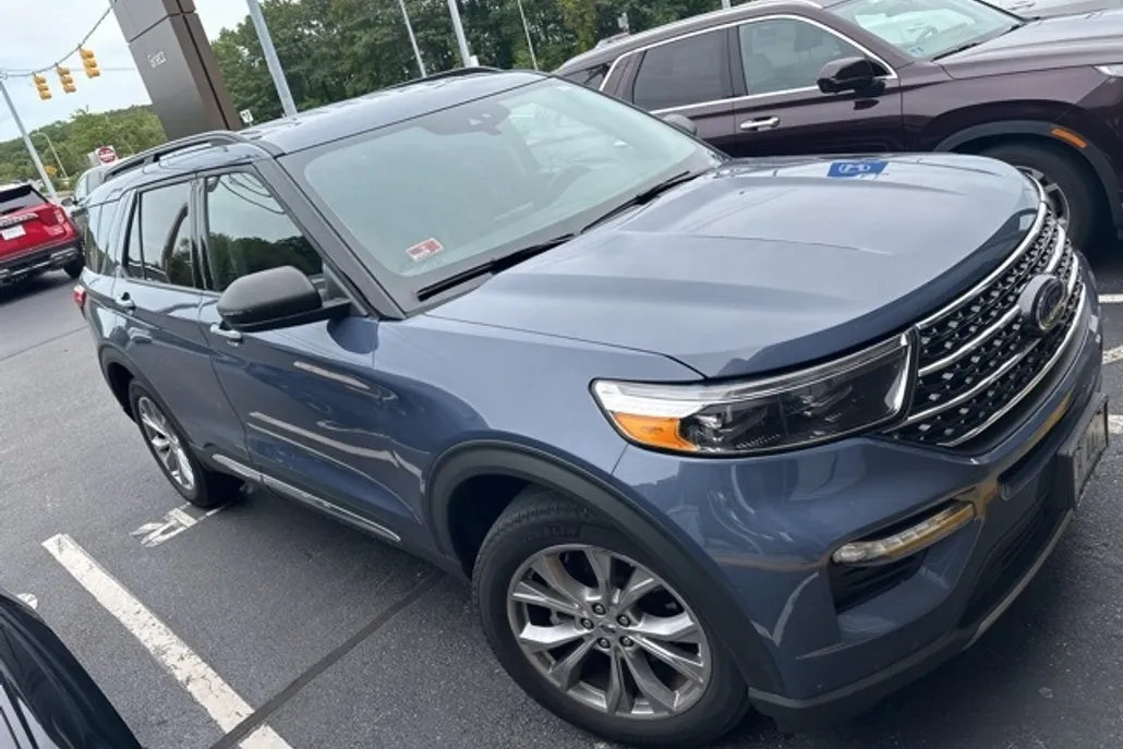 2021 Ford Explorer XLT photo 1