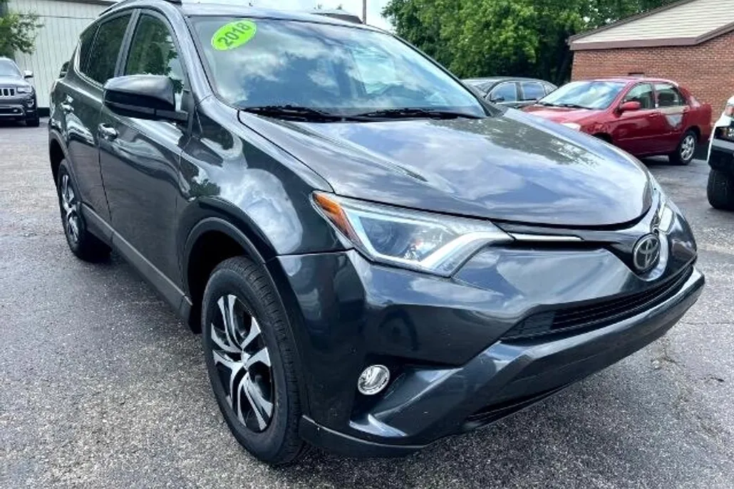 2018 Toyota RAV4 LE photo 1