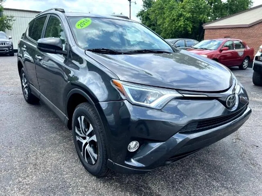 2018 Toyota RAV4 LE photo 1
