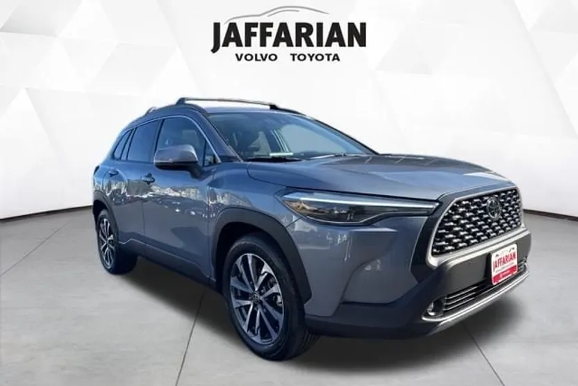 2022 Toyota Corolla Cross XLE photo 1