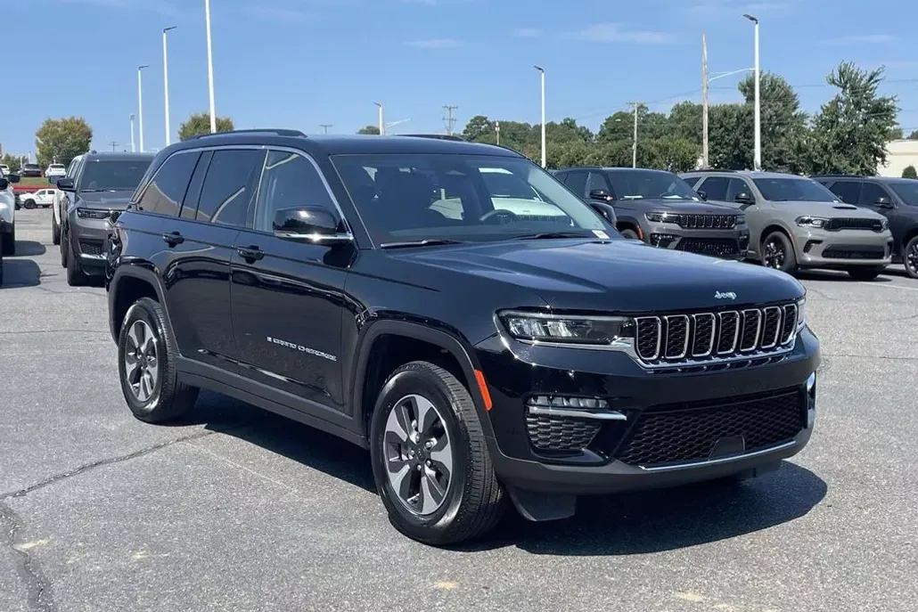 2023 Jeep Cherokee Base photo 1