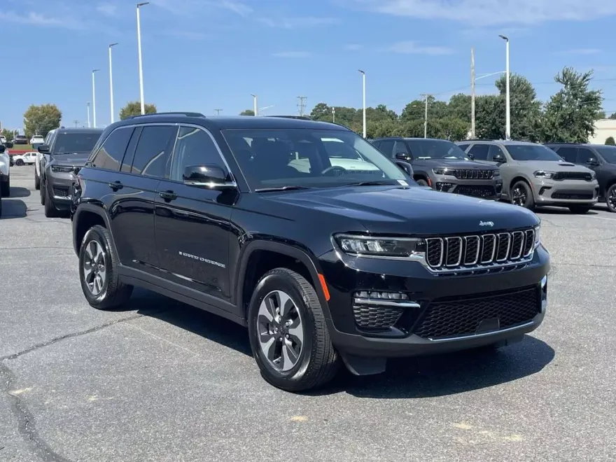 2023 Jeep Cherokee Base photo 1