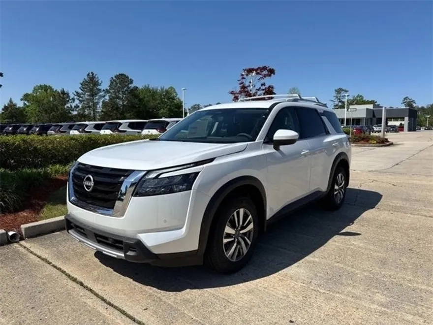 2025 Nissan Pathfinder SL photo 1