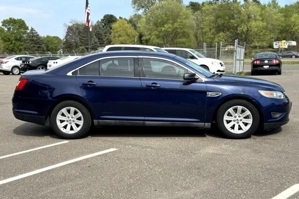 2011 Ford Taurus SE photo 1
