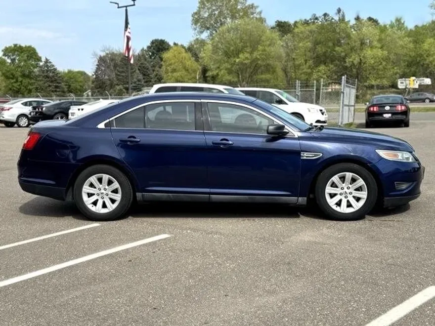 2011 Ford Taurus SE photo 1