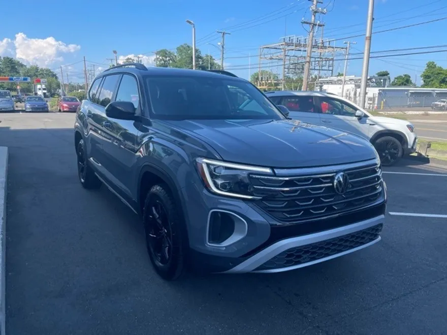 2024 Volkswagen Atlas Peak Edition SE Technology photo 1