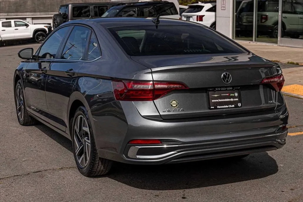 2022 Volkswagen Jetta 1.5T SEL photo 1