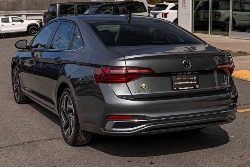 2022 Volkswagen Jetta 1.5T SEL photo 1