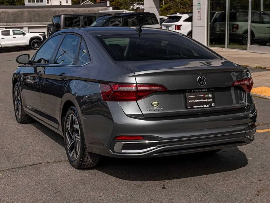 2022 Volkswagen Jetta 1.5T SEL photo 1
