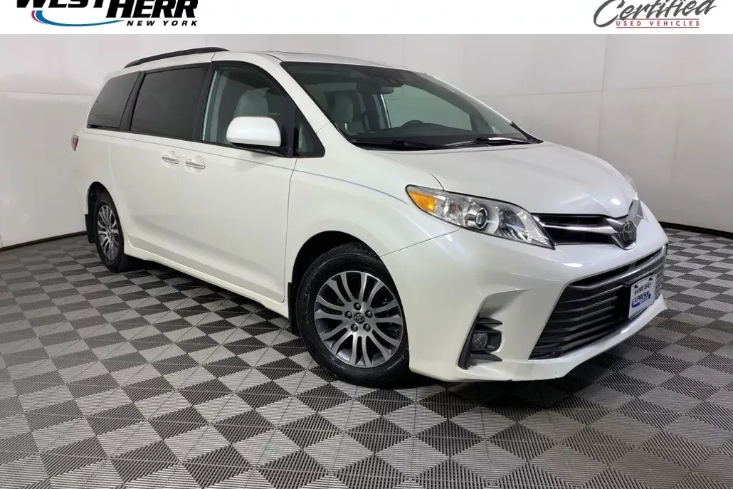2020 Toyota Sienna XLE photo 1
