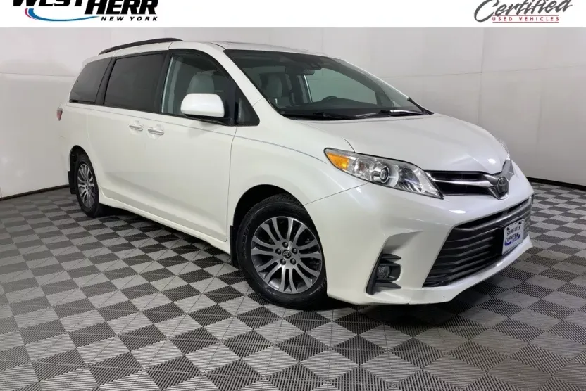 2020 Toyota Sienna XLE photo 1