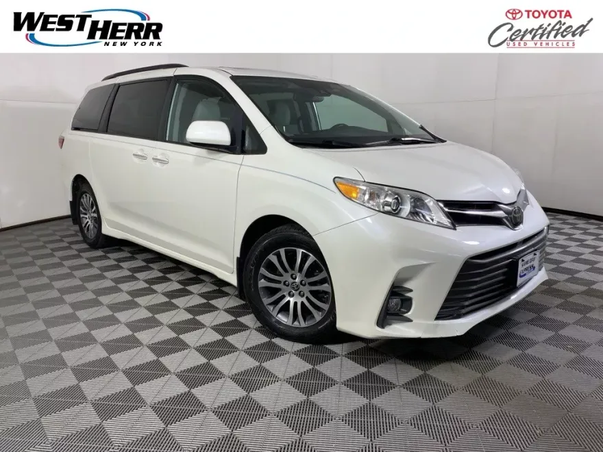 2020 Toyota Sienna XLE photo 1
