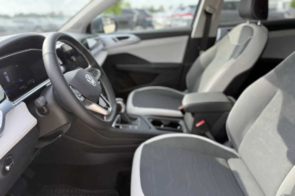 2025 Volkswagen Taos SE photo 1