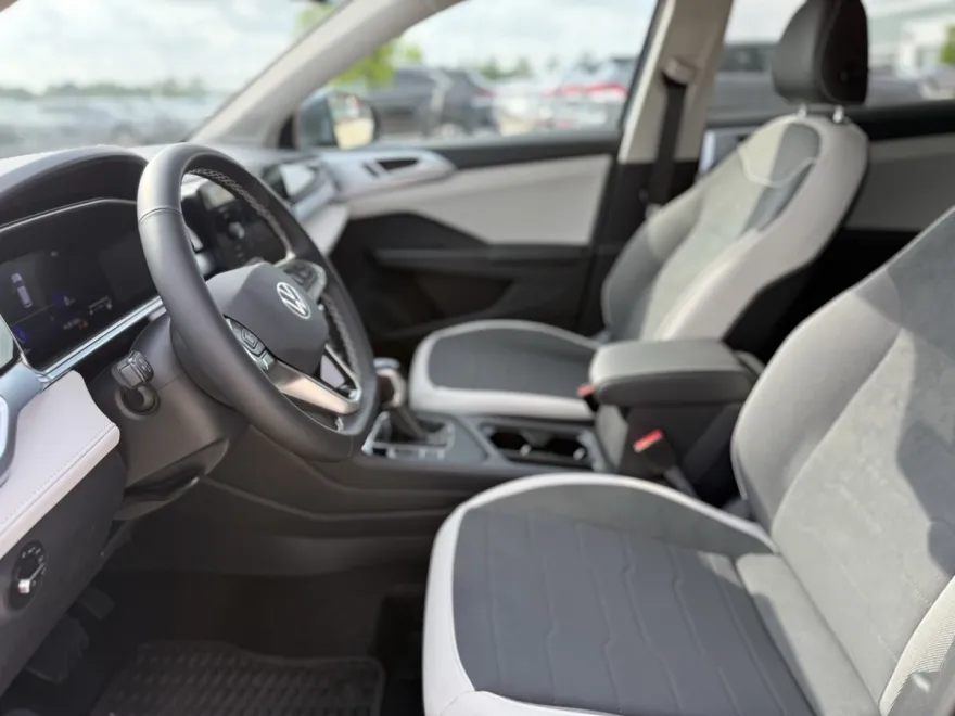 2025 Volkswagen Taos SE photo 1