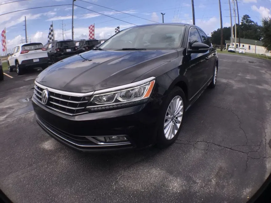 2017 Volkswagen Passat SE photo 1