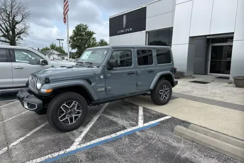 2024 Jeep Wrangler Sahara photo 2