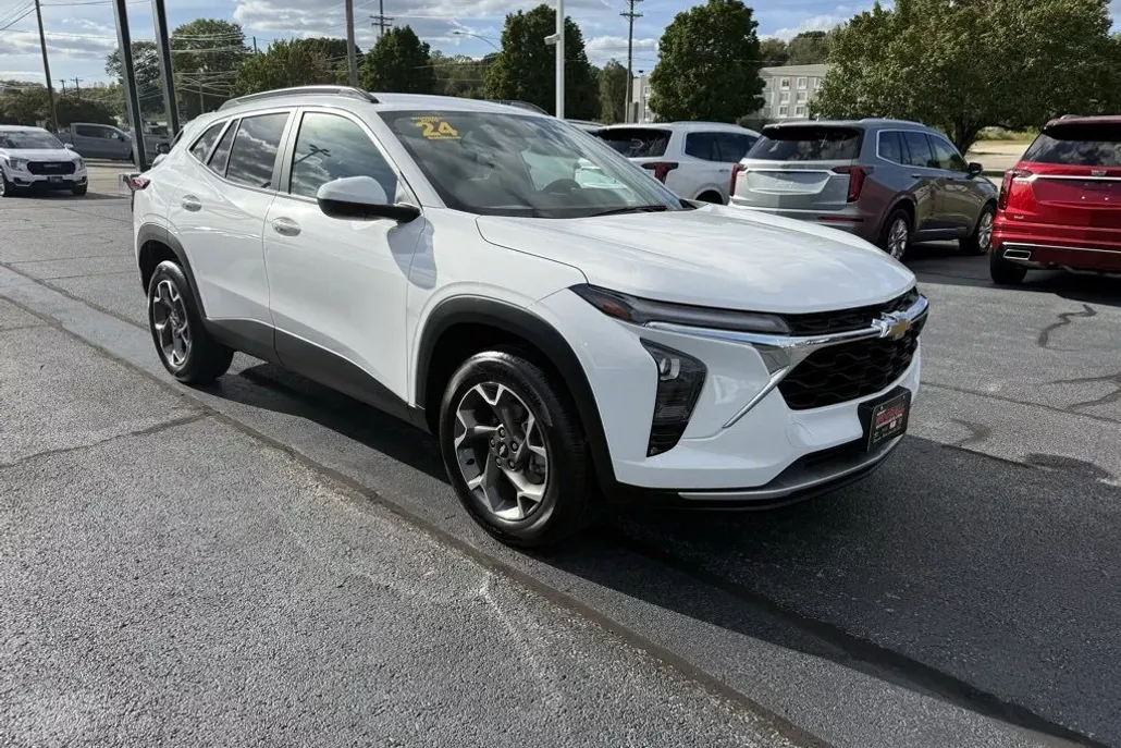 2024 Chevrolet Trax LT photo 1