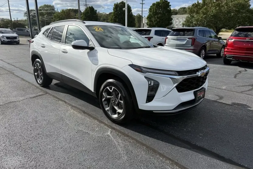 2024 Chevrolet Trax LT photo 1