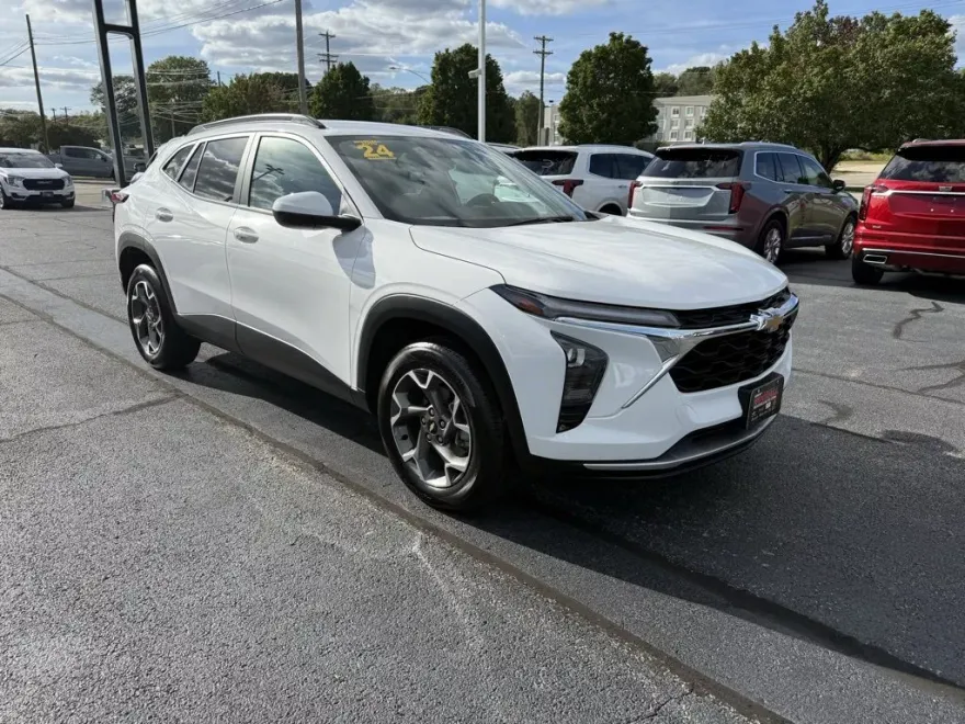 2024 Chevrolet Trax LT photo 1