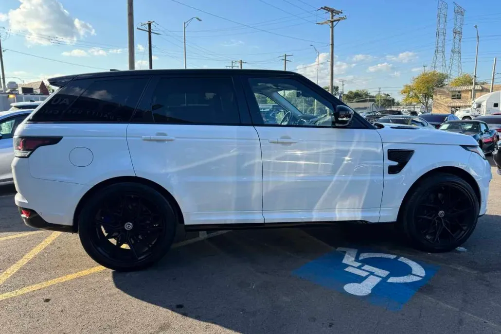 2017 Land Rover Range Rover Sport SVR photo 1