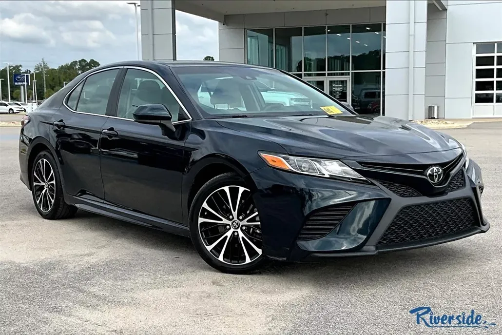 2018 Toyota Camry LE photo 1