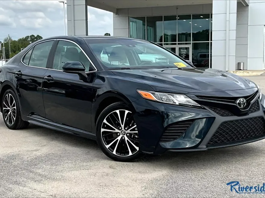 2018 Toyota Camry LE photo 1
