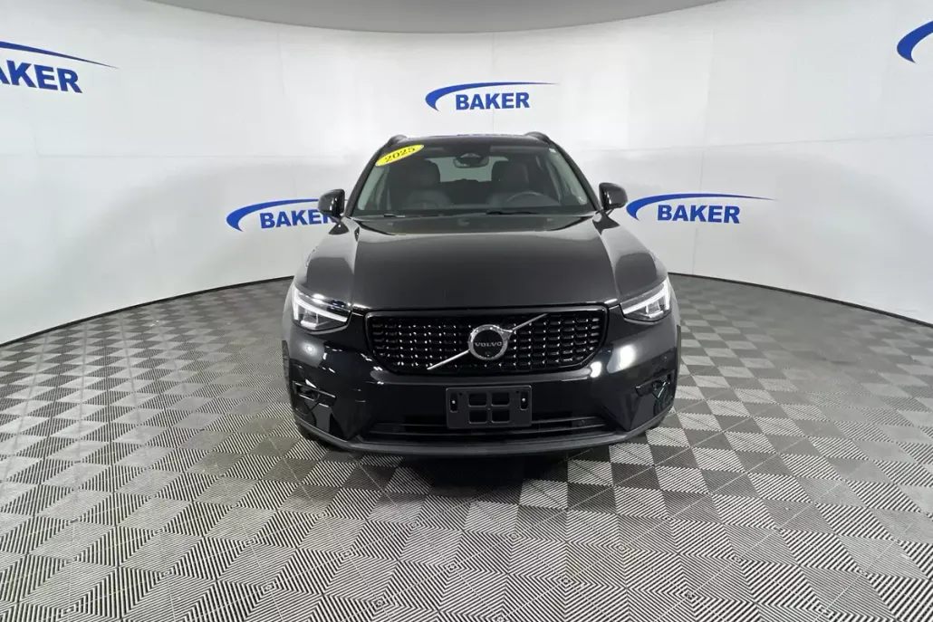 2025 Volvo XC40 Plus photo 1