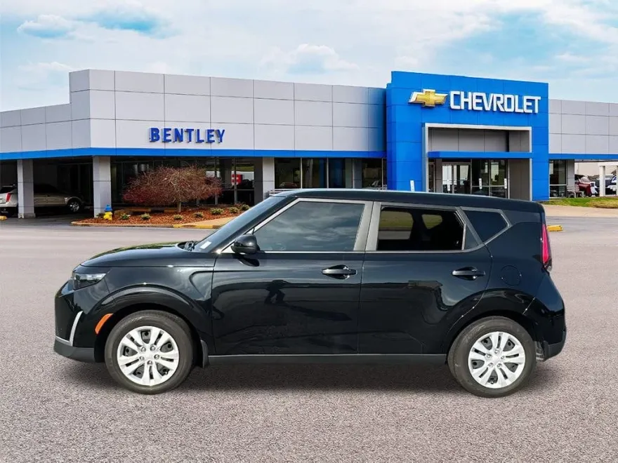 2023 Kia Soul LX photo 1