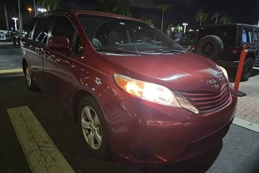2015 Toyota Sienna LE photo 1