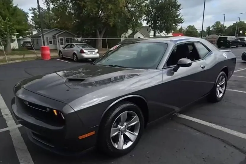2016 Dodge Challenger SXT photo 1