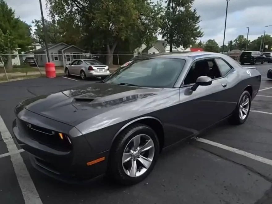 2016 Dodge Challenger SXT photo 1