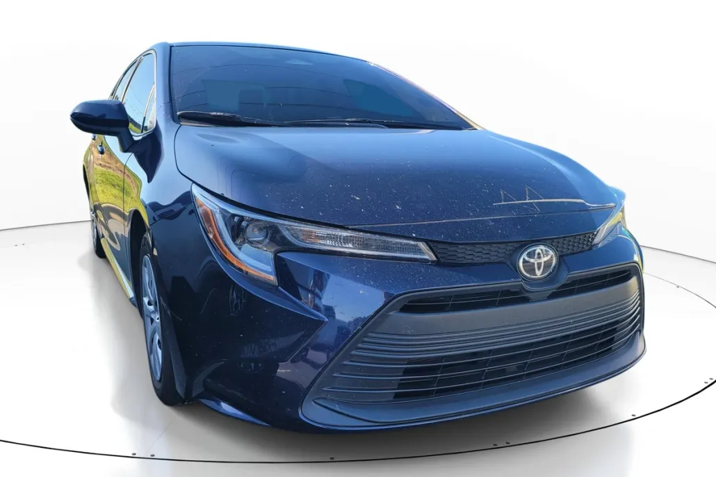 2023 Toyota Corolla LE photo 1
