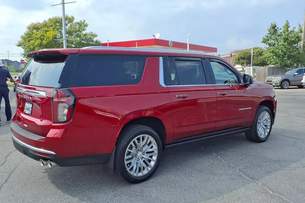 2024 Chevrolet Suburban High Country photo 1