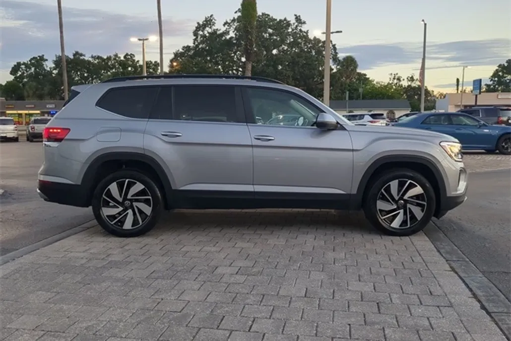 2024 Volkswagen Atlas SE photo 1