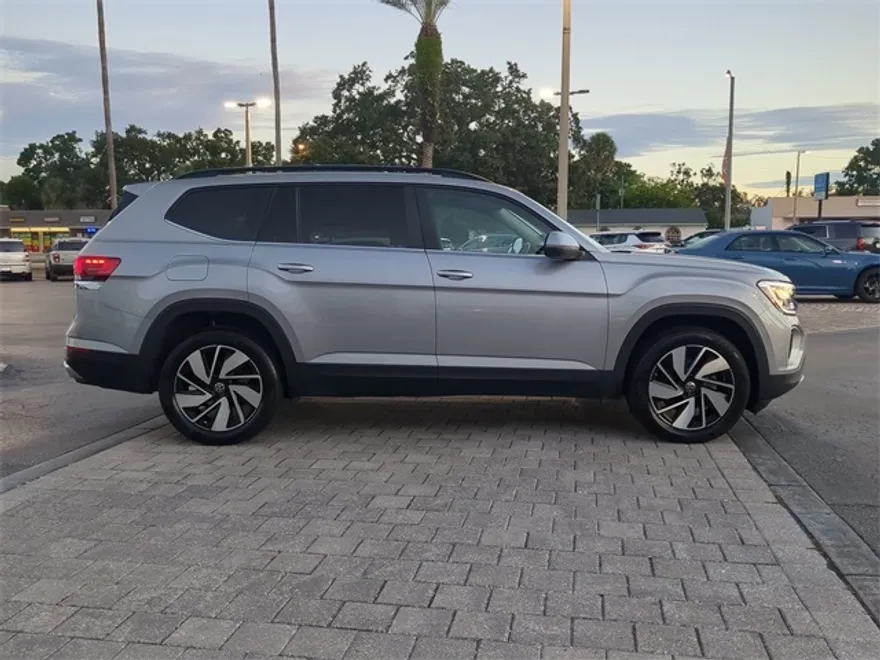 2024 Volkswagen Atlas SE photo 1