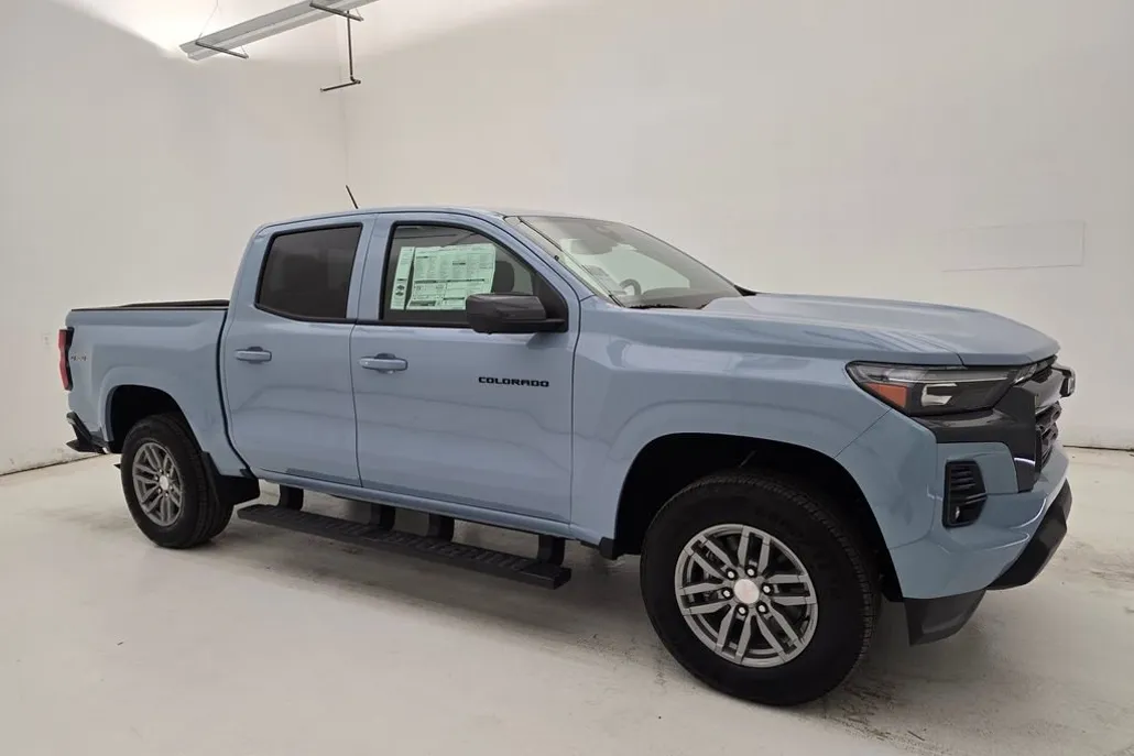 2025 Chevrolet Colorado Work Truck LT photo 1