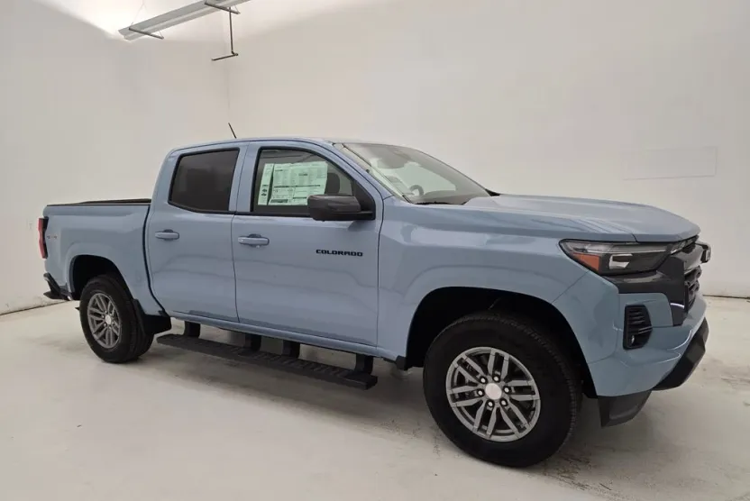 2025 Chevrolet Colorado Work Truck LT photo 1