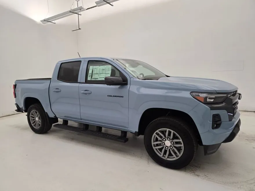 2025 Chevrolet Colorado Work Truck LT photo 1