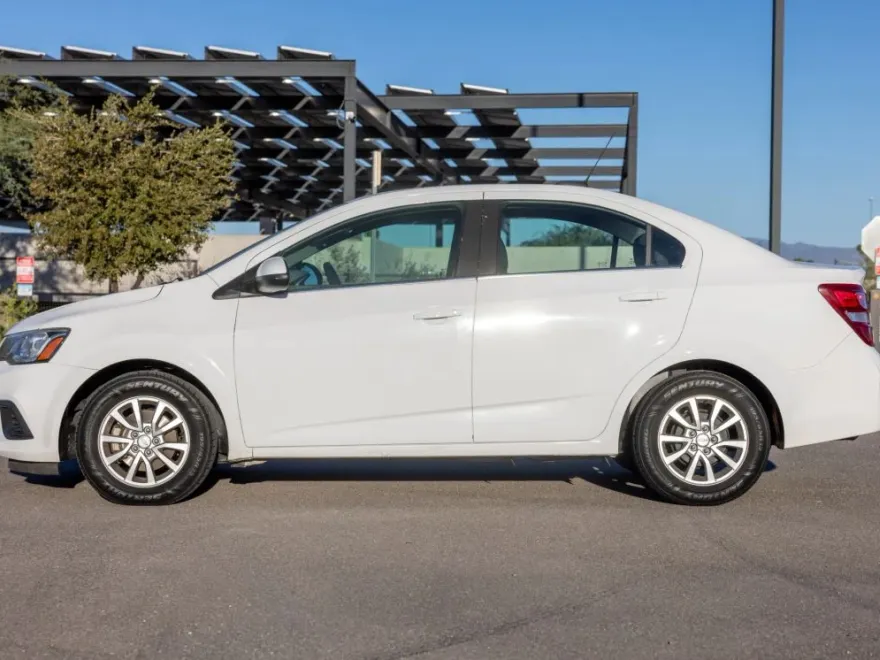 2018 Chevrolet Sonic LT photo 1