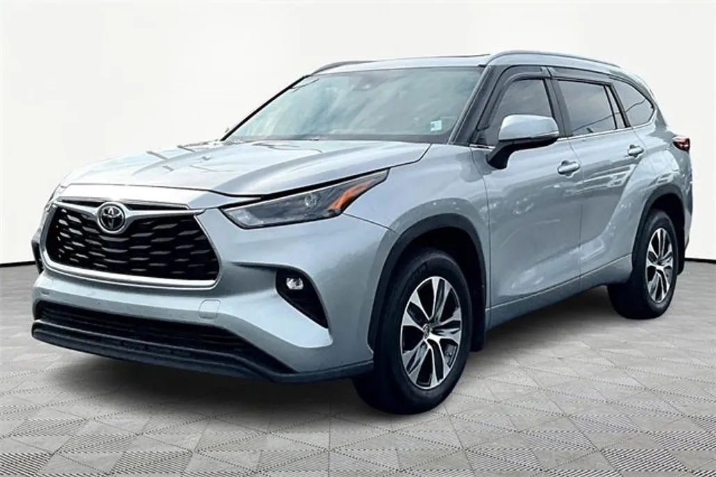 2023 Toyota Highlander L photo 1