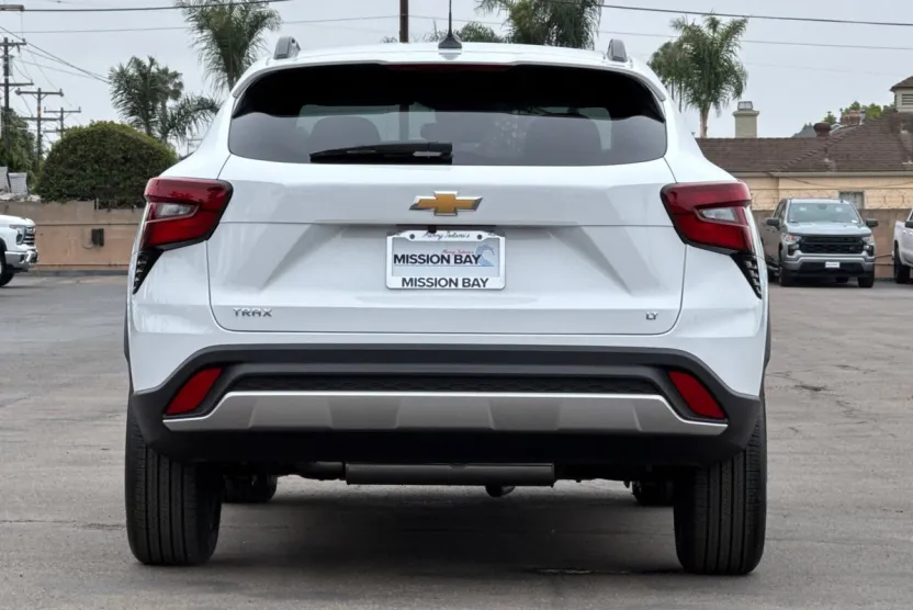 2025 Chevrolet Trax LT photo 1